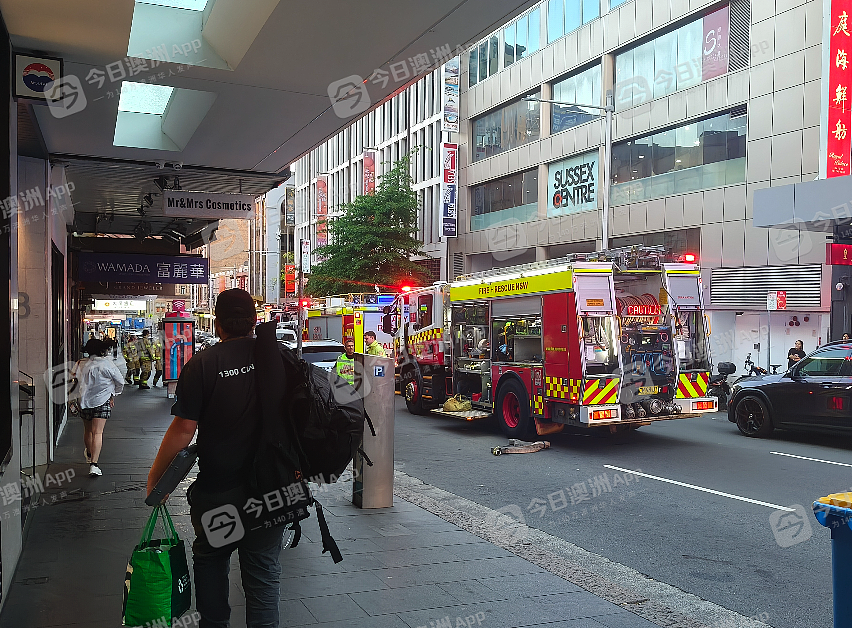 “门口成了‘水帘洞！’“悉尼唐人街写字楼失火，浓烟刺鼻！6辆消防车前往扑救，中国游客目击（视频/组图） - 3
