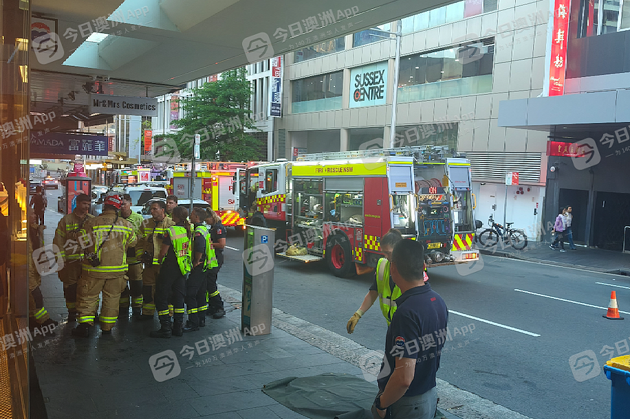 “门口成了‘水帘洞！’“悉尼唐人街写字楼失火，浓烟刺鼻！6辆消防车前往扑救，中国游客目击（视频/组图） - 2