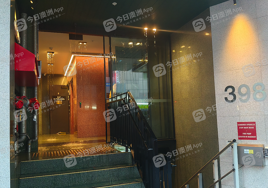 “门口成了‘水帘洞！’“悉尼唐人街写字楼失火，浓烟刺鼻！6辆消防车前往扑救，中国游客目击（视频/组图） - 5