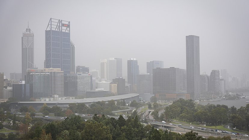 珀斯周末迎降雨，居民出行受扰（图） - 2