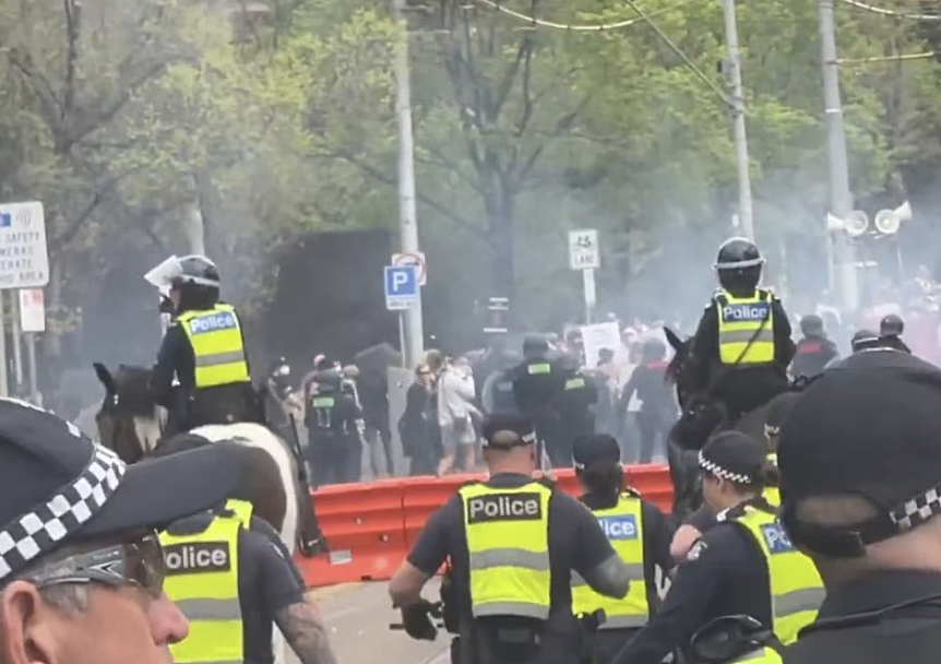 澳洲多地再次爆发反移民游行！警员与抗议者激烈冲突，疑使用闪光弹驱散人群（视频/组图） - 12
