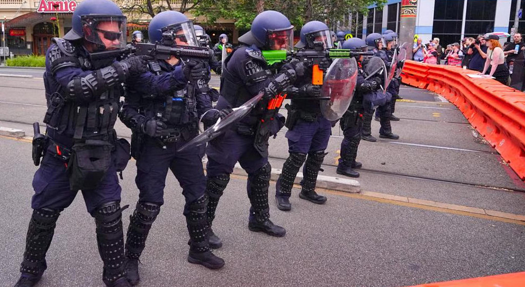 澳洲多地再次爆发反移民游行！警员与抗议者激烈冲突，疑使用闪光弹驱散人群（视频/组图） - 15