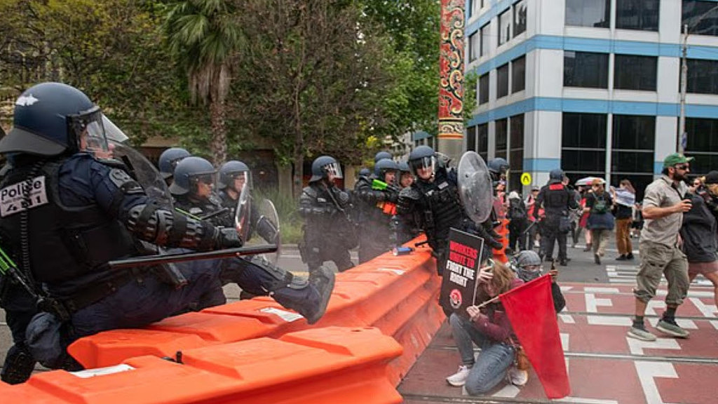 澳洲多地再次爆发反移民游行！警员与抗议者激烈冲突，疑使用闪光弹驱散人群（视频/组图） - 3