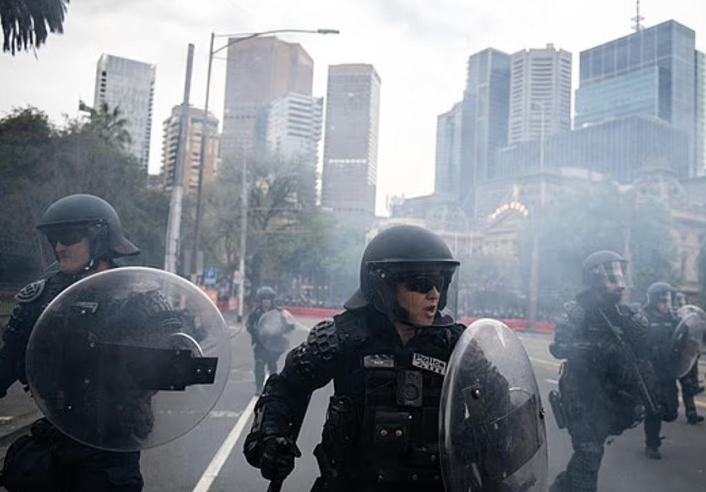 澳洲多地再次爆发反移民游行！警员与抗议者激烈冲突，疑使用闪光弹驱散人群（视频/组图） - 4