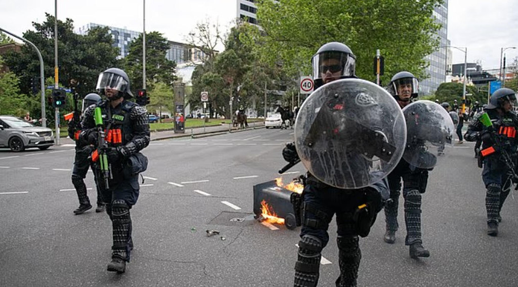 澳洲多地再次爆发反移民游行！警员与抗议者激烈冲突，疑使用闪光弹驱散人群（视频/组图） - 5