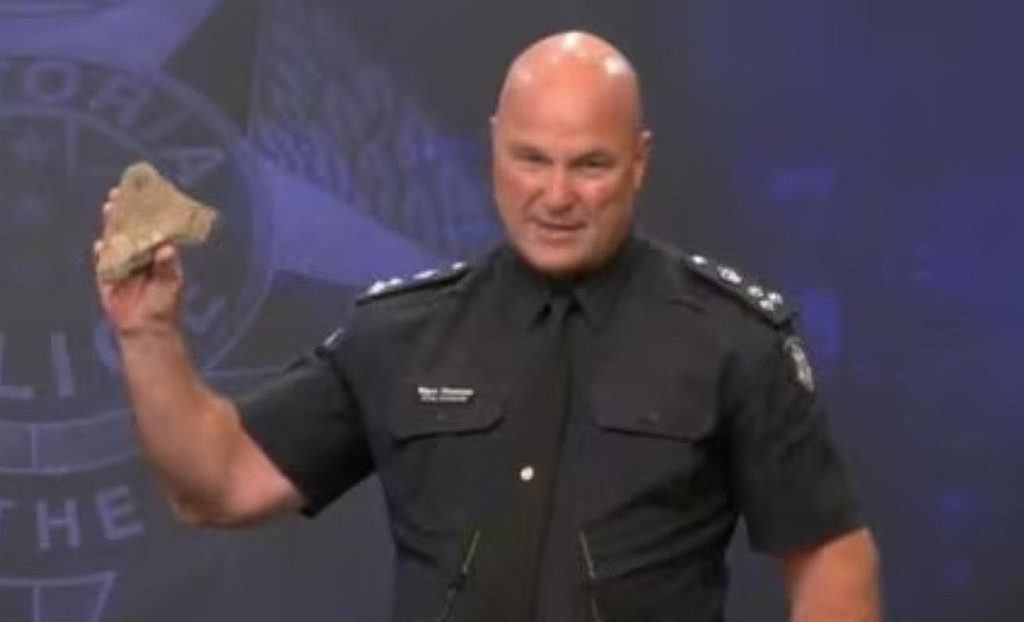 现场视频曝光！澳洲反移民游行爆发激烈冲突，警方朝抗议者扔闪光弹，“他们就想找警察打架”（视频/组图） - 4