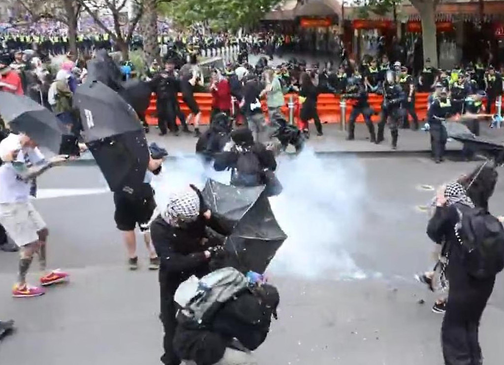 现场视频曝光！澳洲反移民游行爆发激烈冲突，警方朝抗议者扔闪光弹，“他们就想找警察打架”（视频/组图） - 3