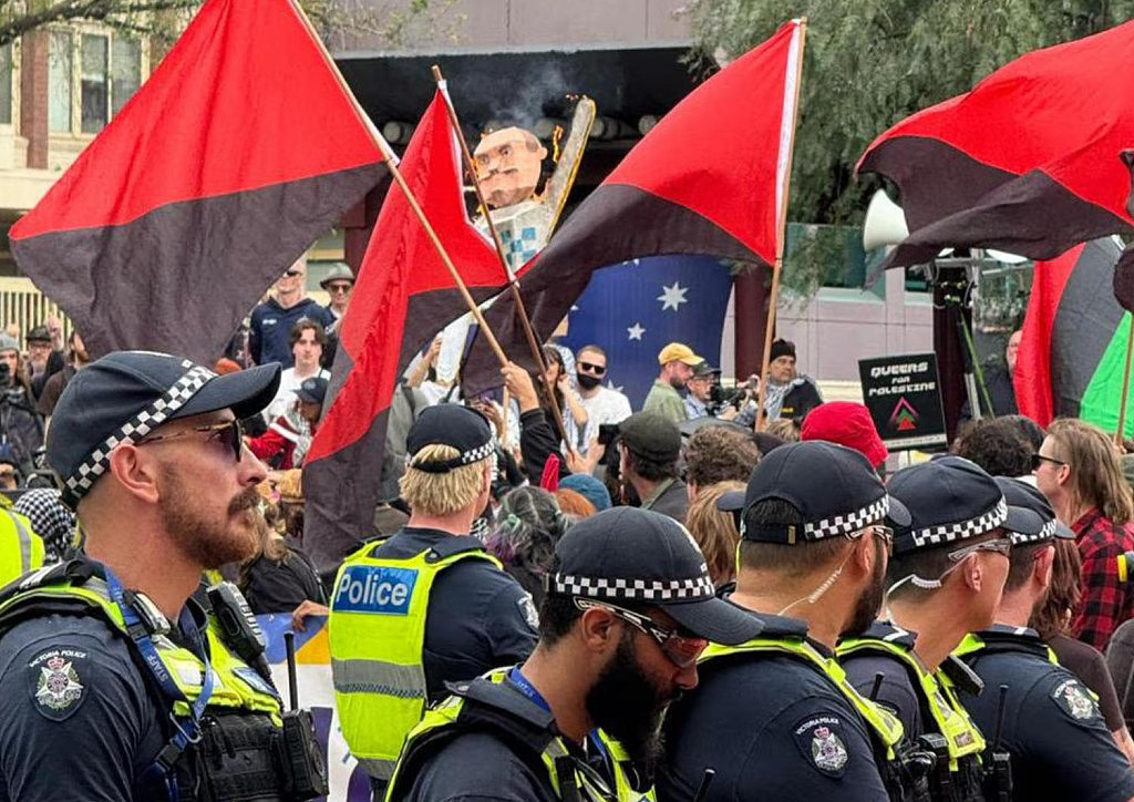 现场视频曝光！澳洲反移民游行爆发激烈冲突，警方朝抗议者扔闪光弹，“他们就想找警察打架”（视频/组图） - 5