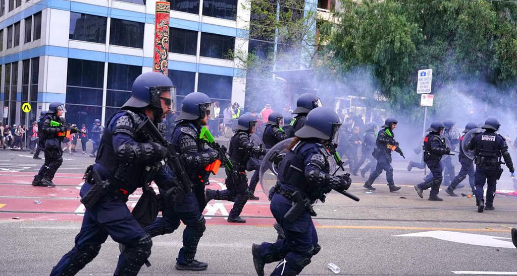 现场视频曝光！澳洲反移民游行爆发激烈冲突，警方朝抗议者扔闪光弹，“他们就想找警察打架”（视频/组图） - 6