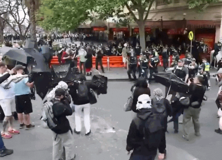 现场视频曝光！澳洲反移民游行爆发激烈冲突，警方朝抗议者扔闪光弹，“他们就想找警察打架”（视频/组图） - 2