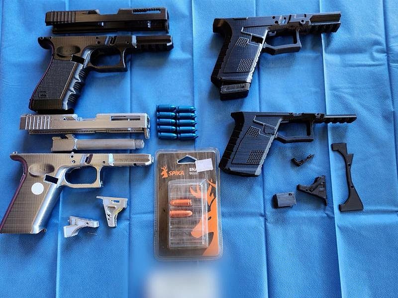 西澳警方多次突袭民宅,缴获大量武器(组图) - 2
