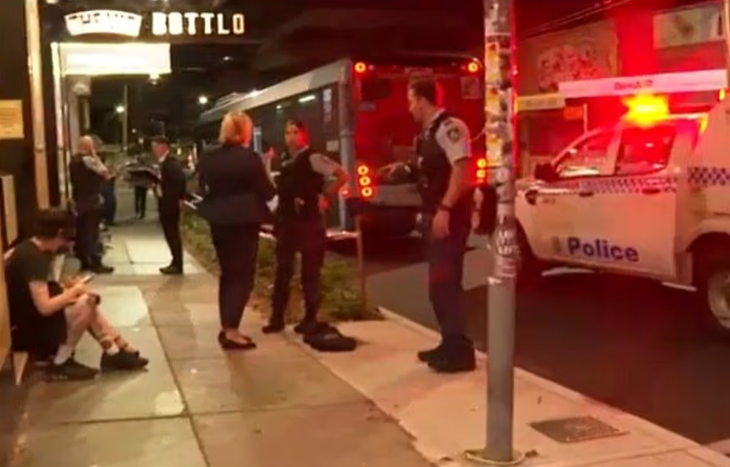 悉尼发生随机捅人案!男子血洒巴士,袭击者在逃,警方地毯式搜索(视频/组图) - 2