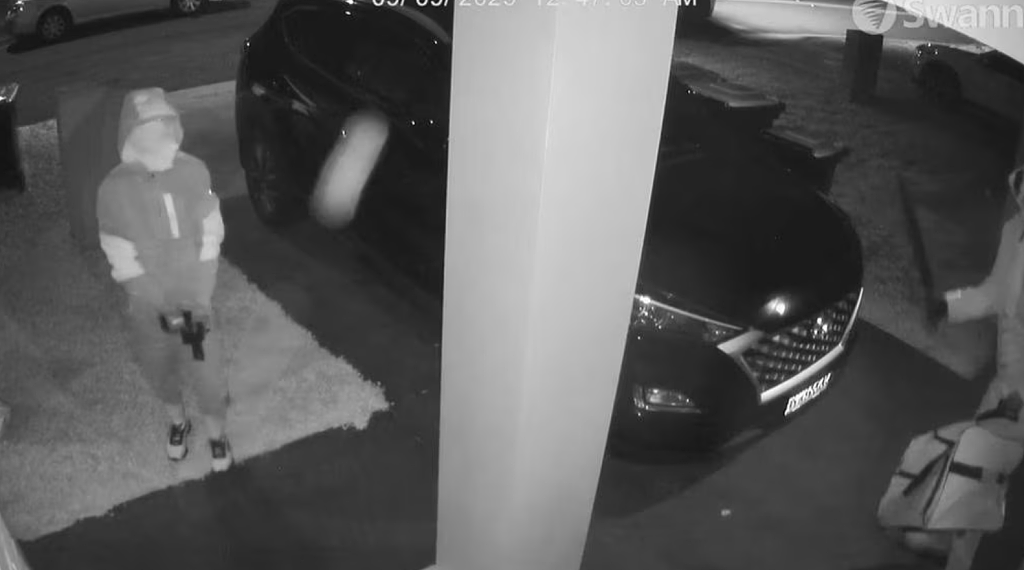 5人深夜强闯悉尼民宅!手持刀枪砸门,目前仍在逃,警方急寻知情者(组图) - 3