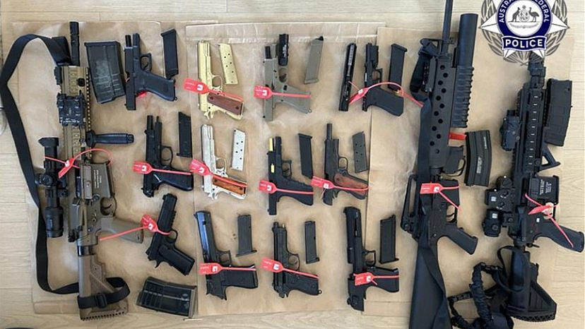 澳警方突袭民宅,现场触目惊心!搜出大量假证、非法武器,堪称“武器库”(视频/组图) - 3