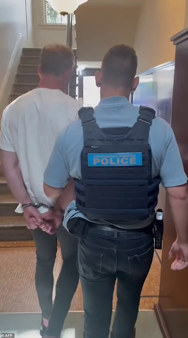澳警方突袭民宅，现场触目惊心！搜出大量假证、非法武器，堪称“武器库”（视频/组图） - 4