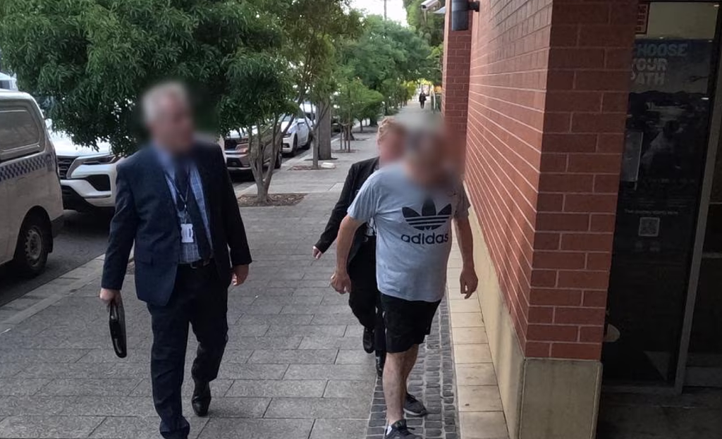 警方突袭悉尼民宅！缴获名牌手表和大量现金，2人涉诈骗被捕（组图） - 2