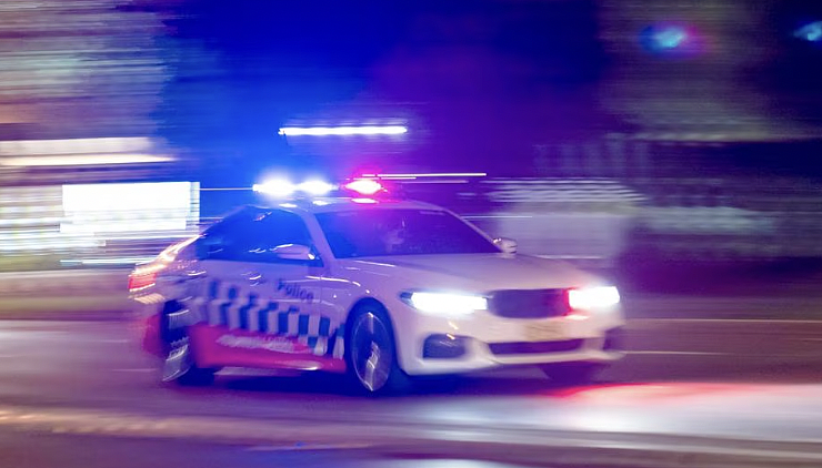 悉尼警车执勤中撞上护栏，实习警员一度被困车内手臂重伤，已启动重大事件调查（图） - 2