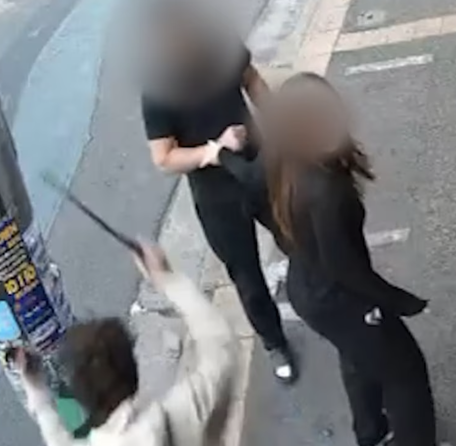 墨尔本白昼街头发生砍刀袭击案,27岁男子被砍伤送医!警方全力追捕在逃嫌疑人(组图) - 2