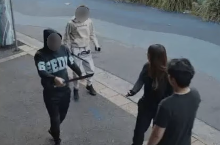 墨尔本白昼街头发生砍刀袭击案,27岁男子被砍伤送医!警方全力追捕在逃嫌疑人(组图) - 3