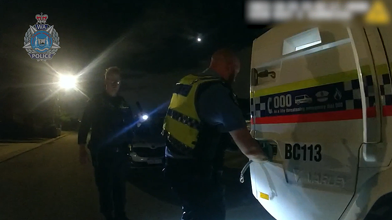 3秒惹出大麻烦！西澳男子用激光笔照射警用飞机，被警方上门逮捕（组图）  - 3