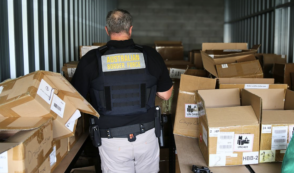 新州警方重拳打击非法烟草,查获$230万违禁品!行动中缴获190万支香烟及5支未注册枪支(组图) - 2