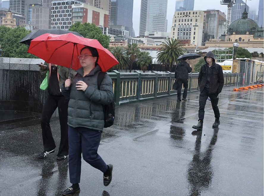 暴雨寒潮突袭墨尔本杯!观众裹紧大衣带好伞,东海岸湿冷天气将持续发威(组图) - 6
