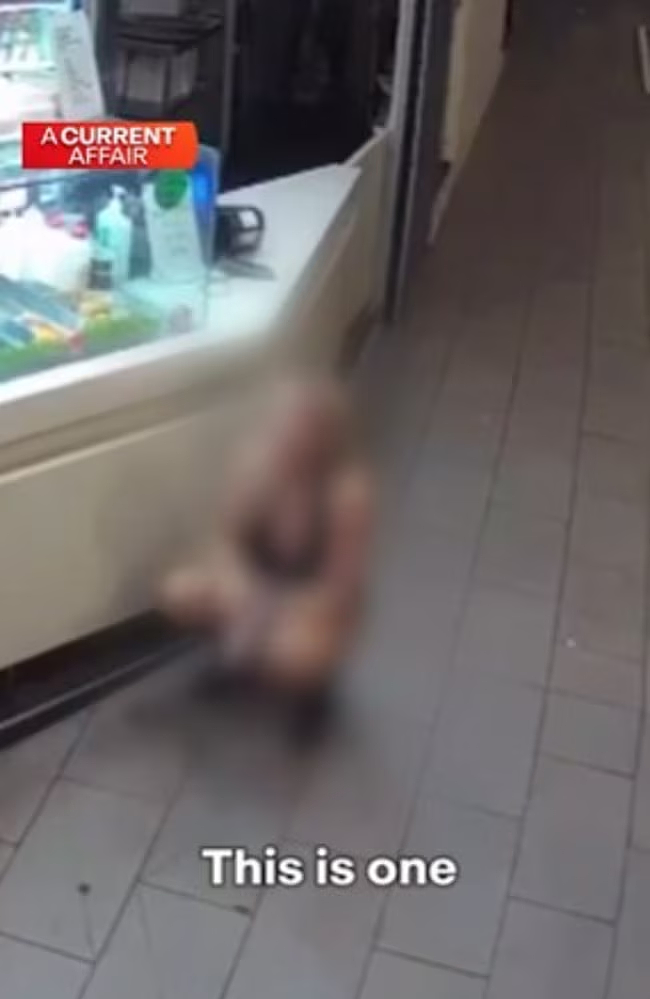 澳女在街头当众小便,监控视频引网民热议!目击者:长得还挺漂亮的(视频/组图) - 2