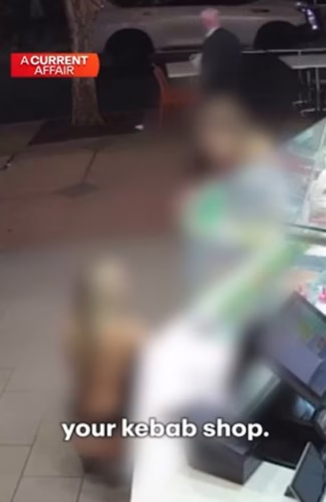 澳女在街头当众小便,监控视频引网民热议!目击者:长得还挺漂亮的(视频/组图) - 3