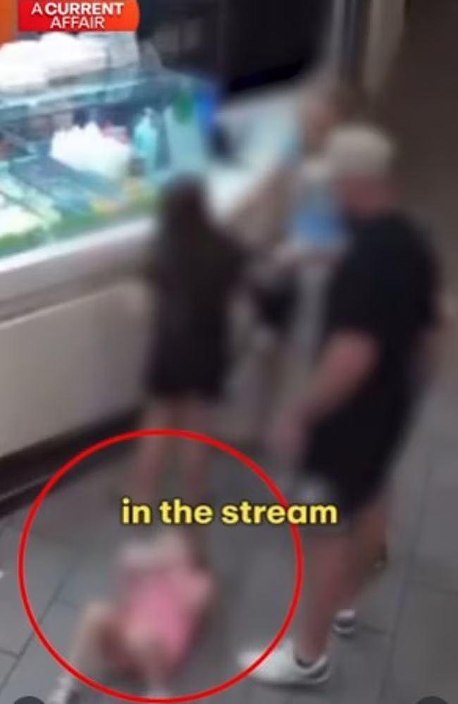 澳女在街头当众小便,监控视频引网民热议!目击者:长得还挺漂亮的(视频/组图) - 5