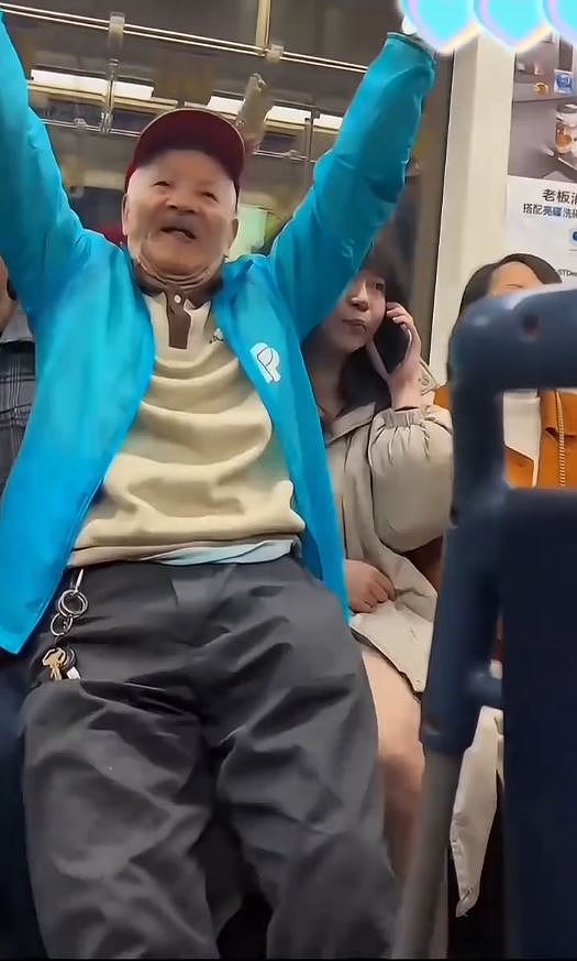 上海地铁“色老头”强坐女生腿上，大批网友痛批（视频/组图） - 2