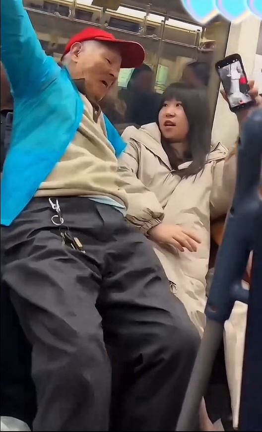 上海地铁“色老头”强坐女生腿上，大批网友痛批（视频/组图） - 3