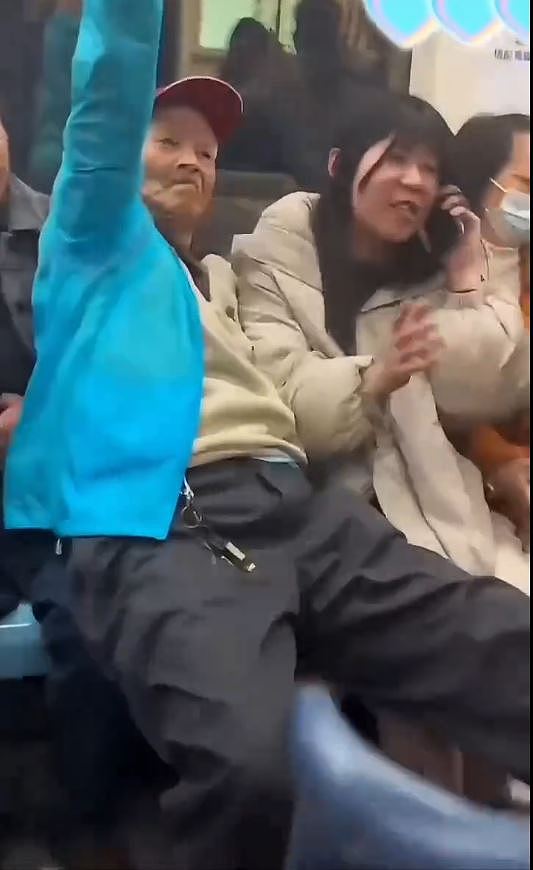 上海地铁“色老头”强坐女生腿上，大批网友痛批（视频/组图） - 4