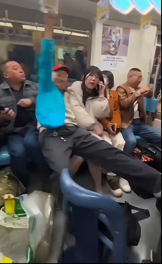 上海地铁“色老头”强坐女生腿上，大批网友痛批（视频/组图） - 5