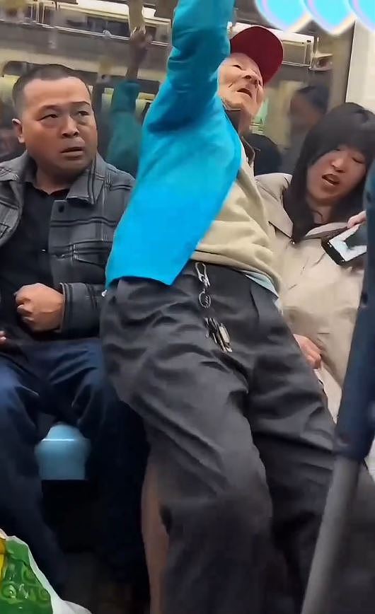 上海地铁“色老头”强坐女生腿上，大批网友痛批（视频/组图） - 6