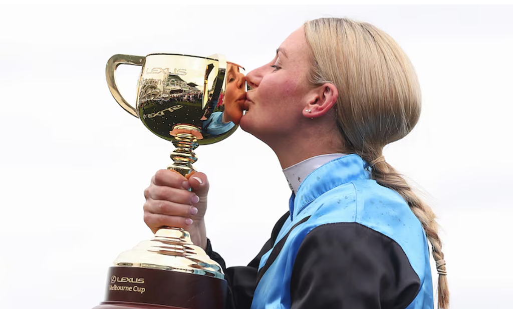 2025年墨尔本杯！女骑师创造澳洲历史，14号“Half Yours”夺冠（视频/组图） - 1