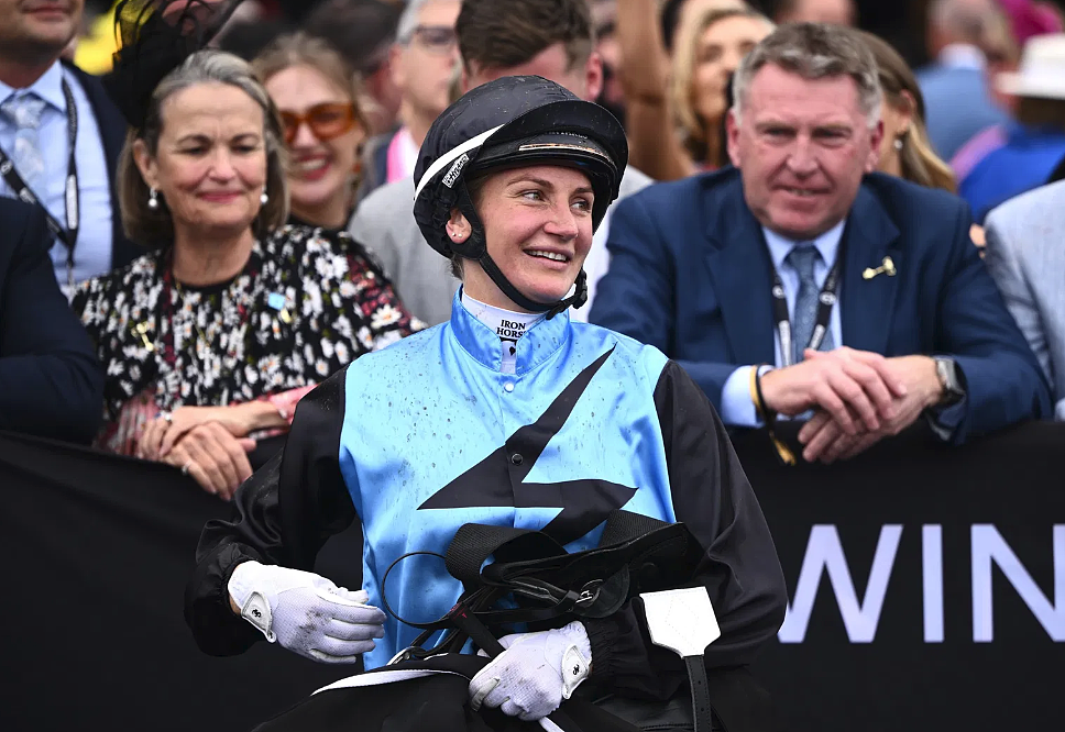 2025年墨尔本杯！女骑师创造澳洲历史，14号“Half Yours”夺冠（视频/组图） - 3