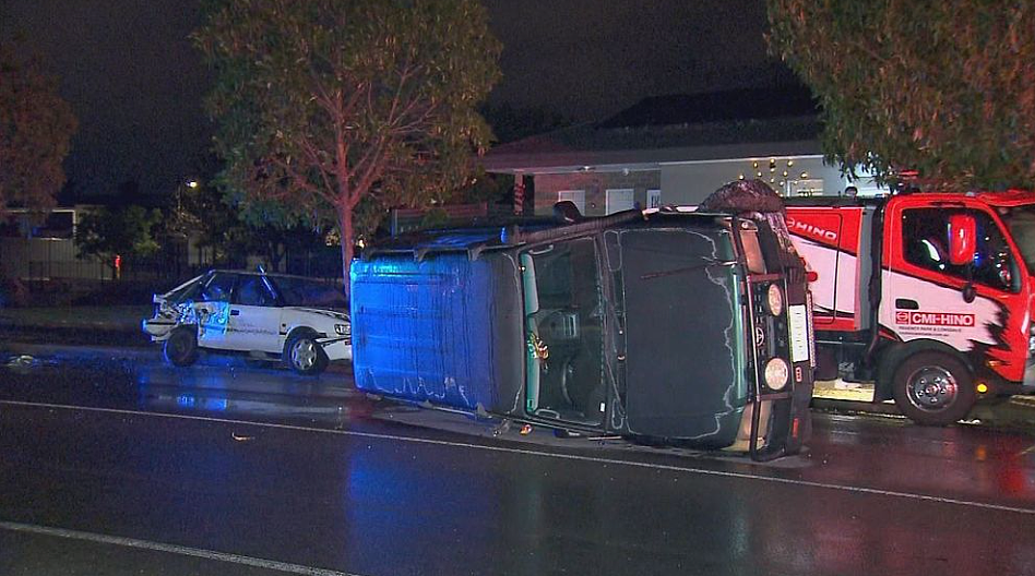 澳女开车连撞3车，自己也侧翻！受害者痛诉：2辆都被撞报废（图） - 2