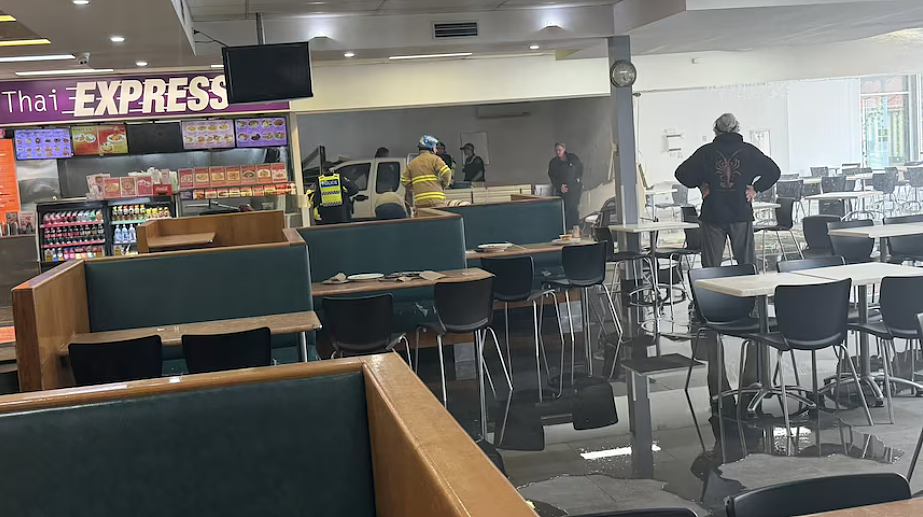 汽车冲进澳美食广场!外墙被撞出大窟窿,1人受重伤,警方封锁现场(组图) - 5