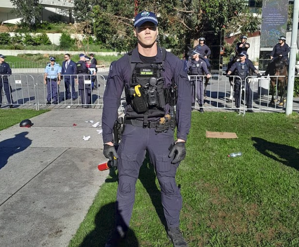 悉尼CBD爆发激烈冲突,一名警员因颜值出圈!“好想被他逮捕”(组图) - 2