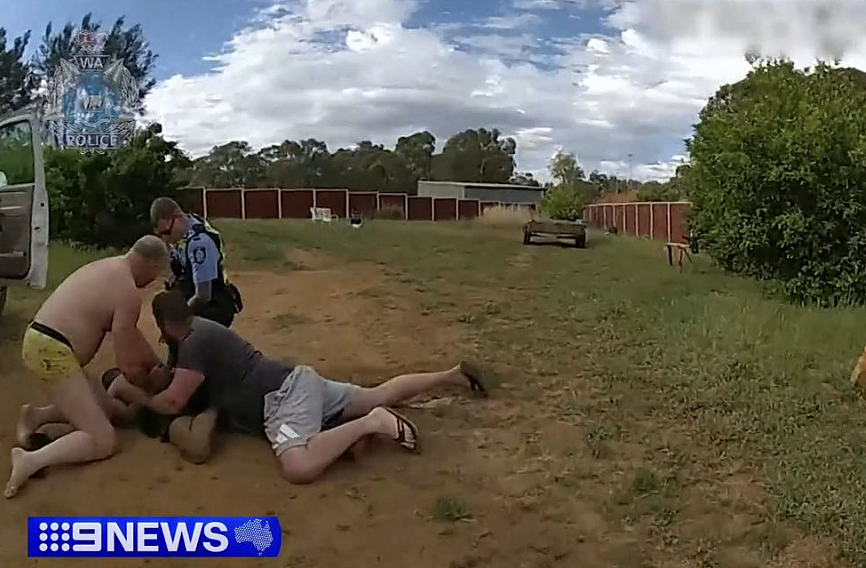 57岁tradie半裸肉搏劫车匪!西澳父亲为护爱车与两儿子上演30分钟“耐力赛”(组图) - 2