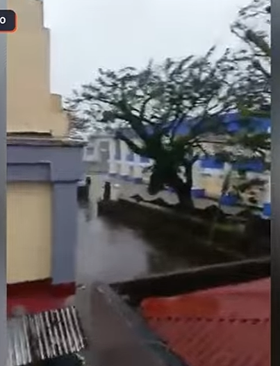 水淹及膝、民宅被冲毁!超级台风凤凰压境,菲律宾宣布停班课(组图) - 2