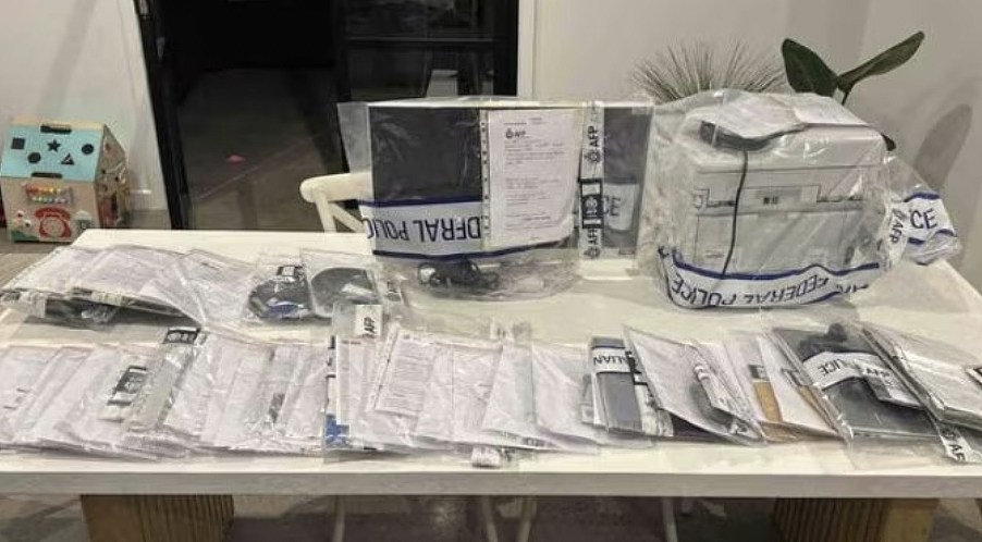 假账单短信背后的黑手？新州男子被控电信诈骗，警方从其家中搜出36台设备及藏匿手机（组图） - 2