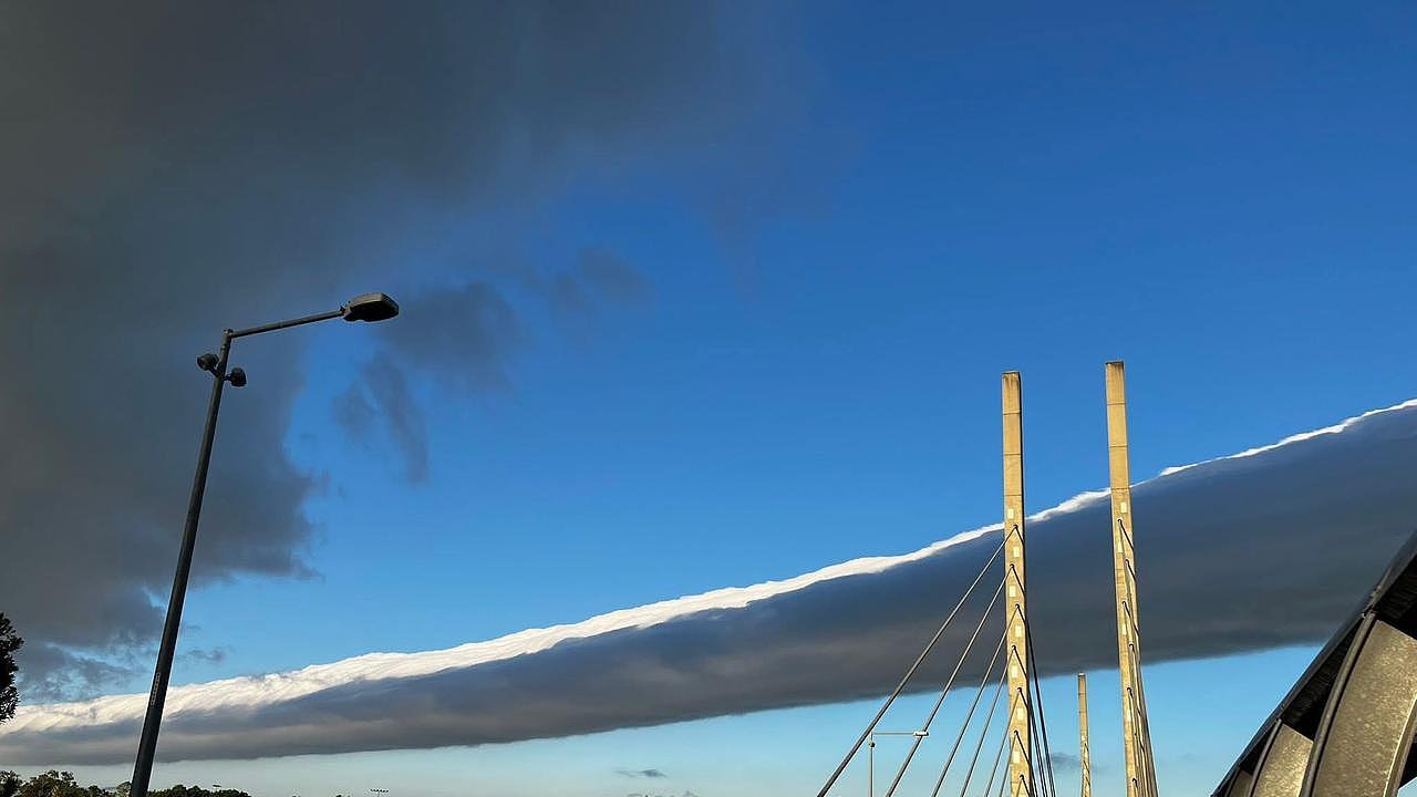 澳洲布里斯班天空惊现奇景！巨大滚轴云席卷全城，天空仿佛被一分为二。 - 6