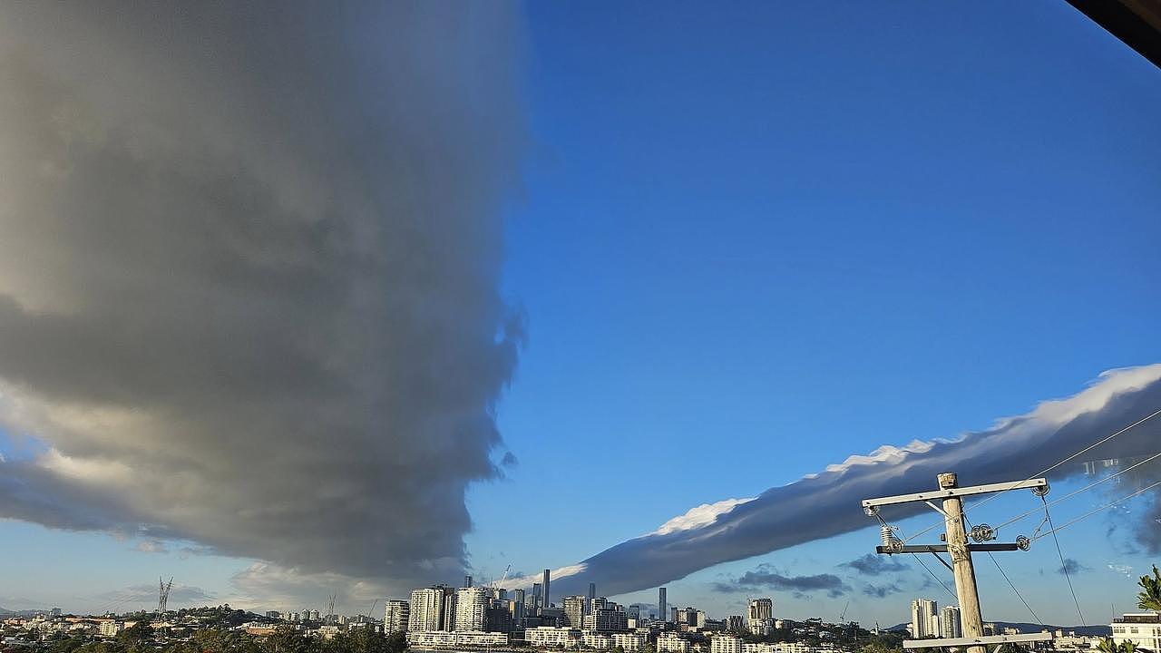 澳洲布里斯班天空惊现奇景！巨大滚轴云席卷全城，天空仿佛被一分为二。 - 7