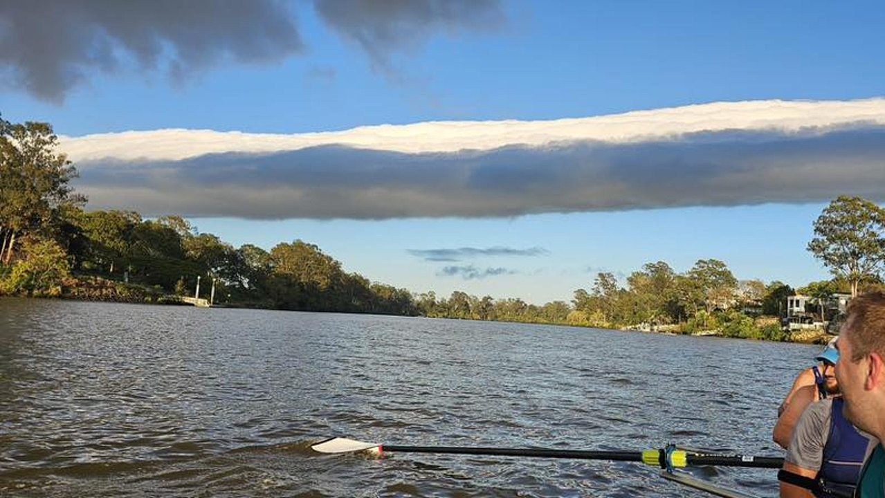 澳洲布里斯班天空惊现奇景！巨大滚轴云席卷全城，天空仿佛被一分为二。 - 9