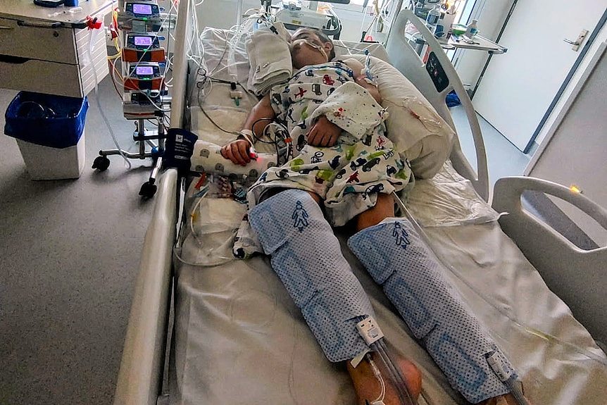 澳洲9岁男孩患罕见病奇迹康复,但政府一项审查或将切断1.4万残疾人的希望 - 1