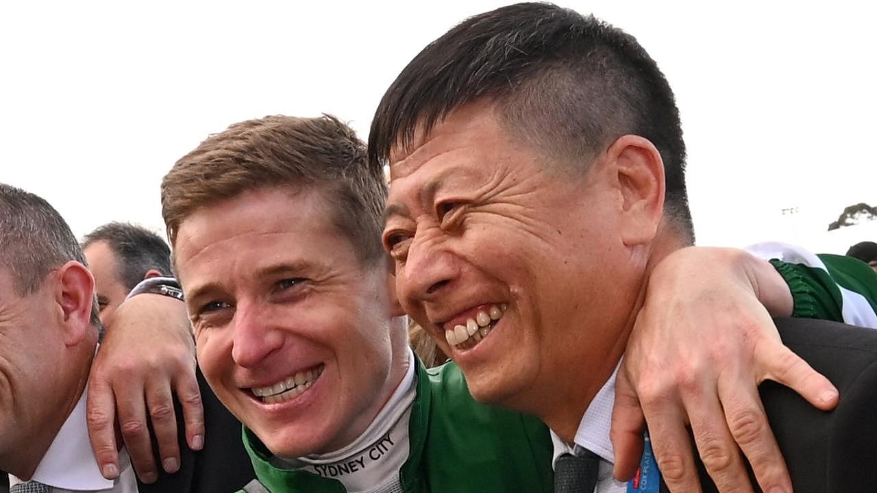 中国亿万富豪缺席澳洲赛马节，疯传护照被扣，女婿揭开背后真相。 - 1