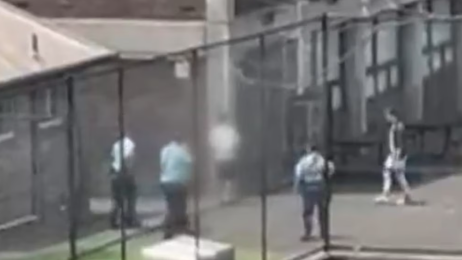 悉尼精英中学惊现持刀学生，校园紧急封锁！警方用电击枪将其制服（视频/组图） - 3