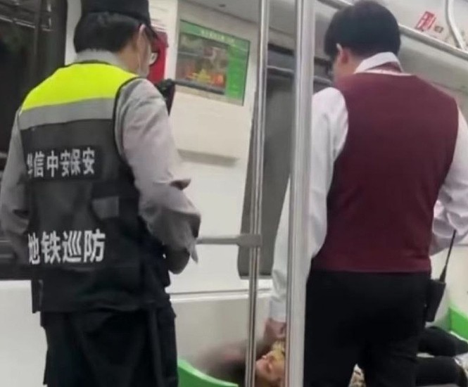 广西地铁变态男露械自慰，女客花容失色无人敢上前劝阻（组图） - 1