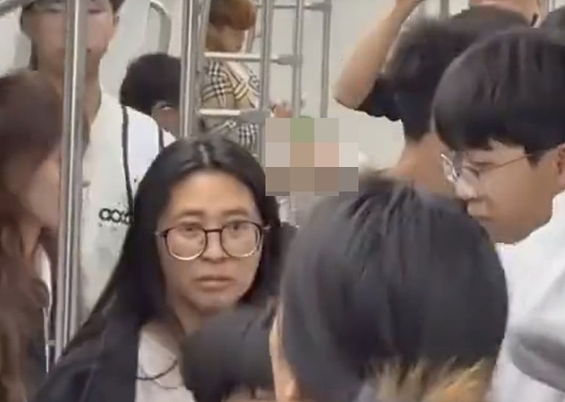 广西地铁变态男露械自慰，女客花容失色无人敢上前劝阻（组图） - 2